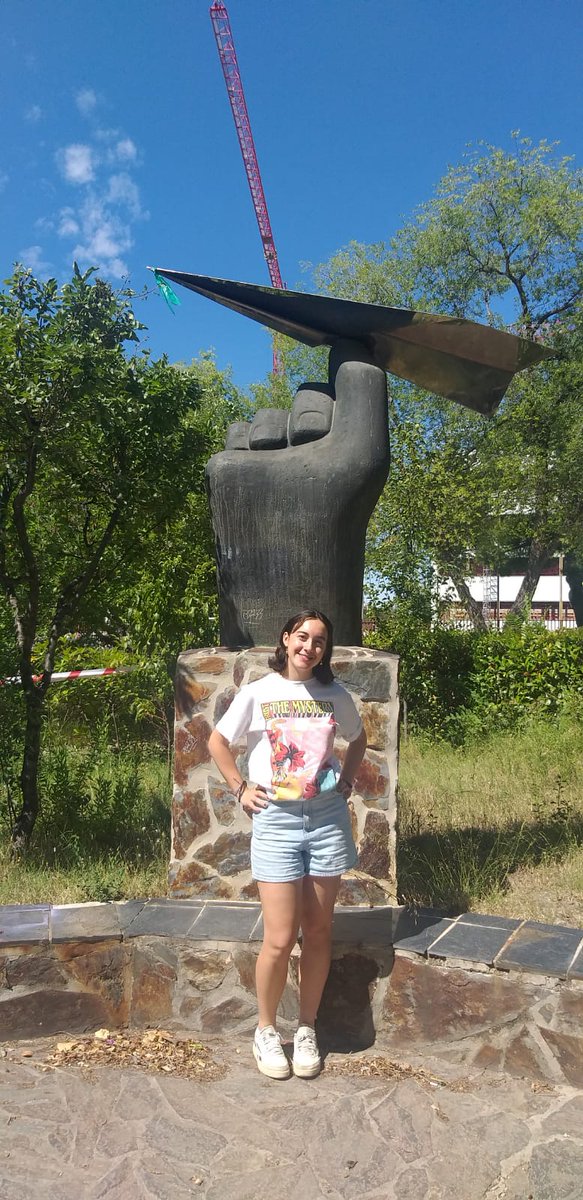 principe_ies's tweet photo. Uno de los 23 Premios de Bachillerato de la #ComunidaddeMadrid es de nuestra alumna Lucía RR, éxito que suma a la MH que obtuvo en los estudios cursados en el #IESPríncipeFelipe ¡Felicidades y suerte, ahora en la uni! Y enhorabuena también a sus profes y familia #Madrid #CAM https://t.co/iJXJDHIWMY