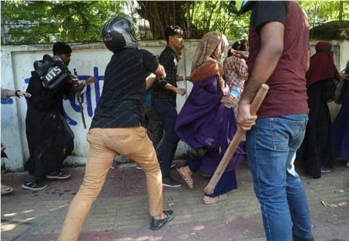 nofirpitou_'s tweet photo. 4.45 pm
Approximately 400 people are injured reportedly. BSL attackers also indiscriminately beat up female students of Dhaka University and its affiliated Eden College. https://t.co/rHiA9iCNrj