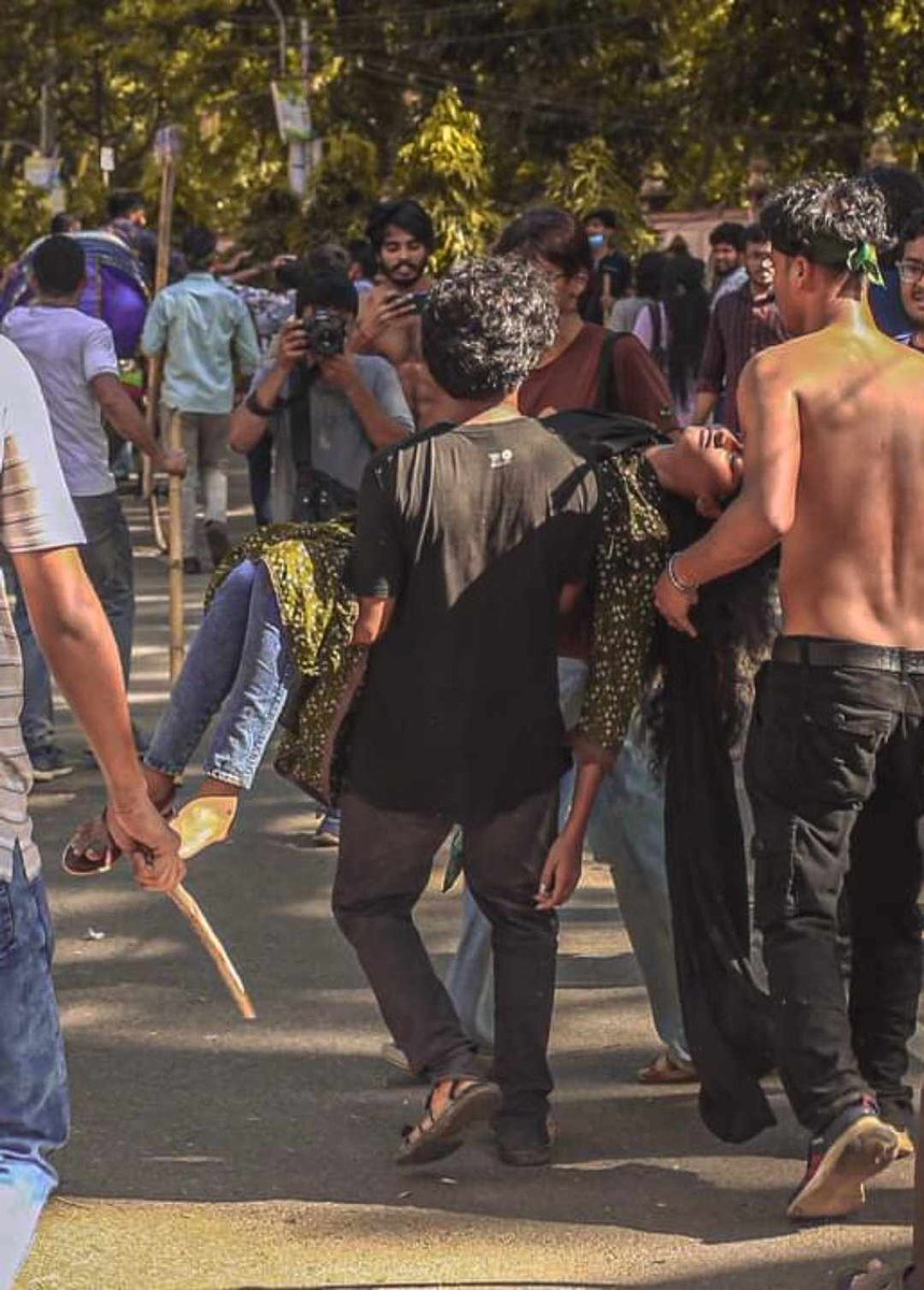 nofirpitou_'s tweet photo. 4.45 pm
Approximately 400 people are injured reportedly. BSL attackers also indiscriminately beat up female students of Dhaka University and its affiliated Eden College. https://t.co/rHiA9iCNrj