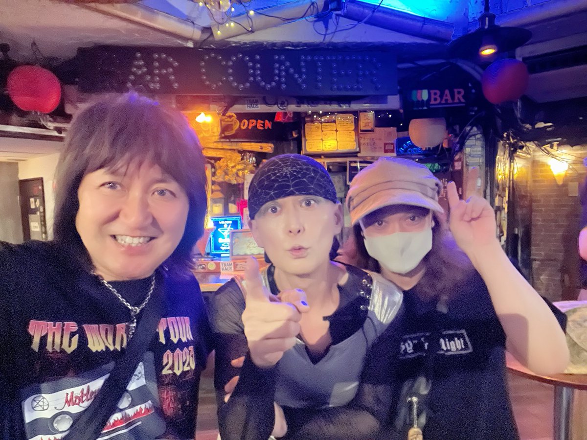MinamiRudy's tweet photo. 知り合いのバンド見に行ったら、客席にも知り合いいたという…(笑)
最高のLIVEをありがとう~!👍
#渋谷ラママ #uedand https://t.co/h7vhE0njTv