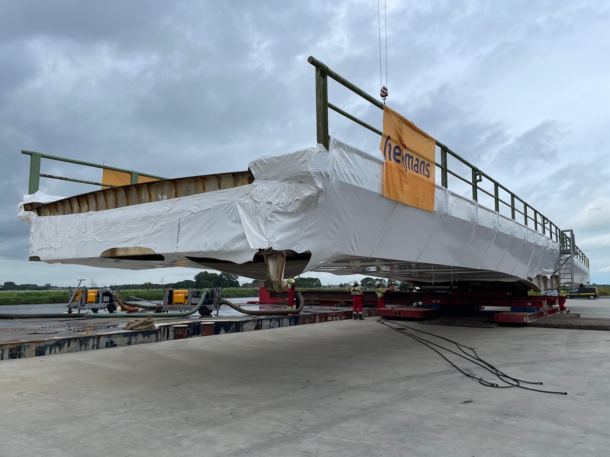 RWS_NN's tweet photo. Brug #Schuilenburg is vrijdag op de kade gezet in Farmsum om hersteld te worden. De brug keert aan het einde van het jaar terug. Lees meer 👉https://t.co/EcLn1PLLna #HLD https://t.co/MBNRBxVYql