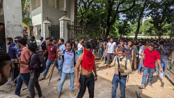 ঢাবিতে আন্দোলনকারী ও ছাত্রলীগের ধাওয়া–পাল্টা ধাওয়া