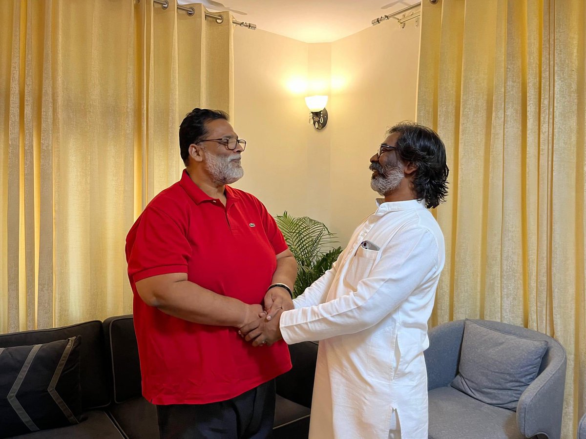pappuyadavjapl's tweet photo. जोहार झारखंड! झारखंड के स्वाभिमान
आदिवासी अस्मिता के प्रतीक पुरुष भाई
हेमंत सोरेन जी से आज मुलाक़ात हुई।

बिहार-झारखंड और वंचित वर्ग के हितों के 
मसले पर सार्थक चर्चा हुई।सच में हेमंत हैं 
तो हिम्मत है।जेल में बंद कर BJP उनके 
हौसले को तोड़ नहीं पाई। सेल्यूट भाई! @HemantSorenJMM https://t.co/eeTbn5WoWT