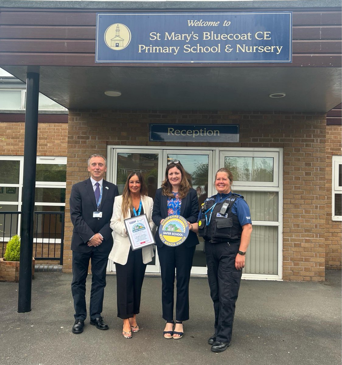 BridgnorthCops's tweet image. Bridgnorth SNT have been out this morning to present St Mary’s school with their safer schools plaque and certificate , congratulations to them for working so hard to get it . 
We also visited @BNFoodBank bank with some work experience students.  @kirstiehk