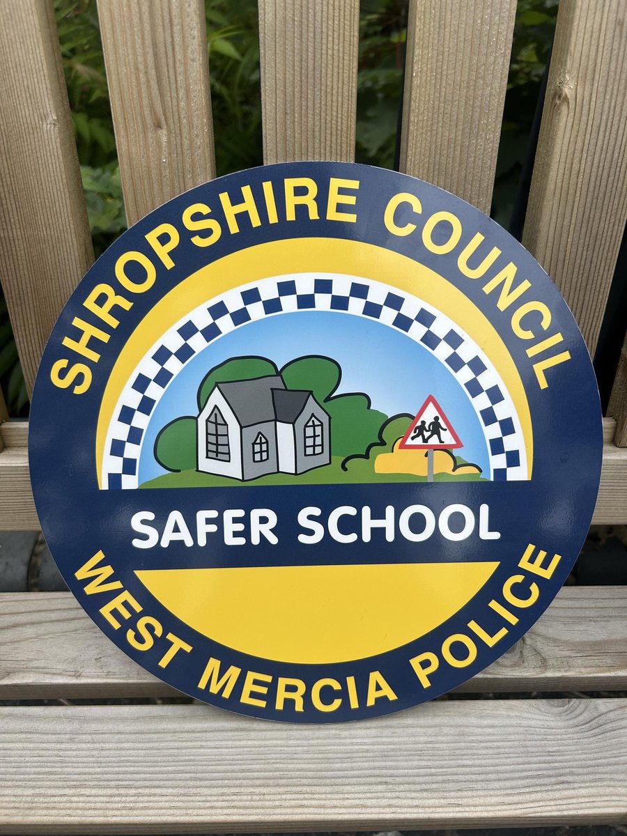 BridgnorthCops's tweet image. Bridgnorth SNT have been out this morning to present St Mary’s school with their safer schools plaque and certificate , congratulations to them for working so hard to get it . 
We also visited @BNFoodBank bank with some work experience students.  @kirstiehk