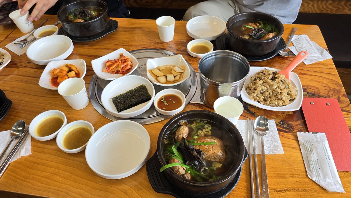 jaewon725's tweet photo. 240715. 
오늘은 초복이라서 회사에서 차로 15분 거리에 있는 구성역 근처 온마당 능이백숙삼계탕 식당에서 능이버섯삼계탕 16,000원을 완식. 

검은 국물에 놀랐지만 국물은 투명하고 깔끔한 맛에 고기도 부드럽게 잘 발라진다. 처음 먹어본 맛이다.

다음번에도 기회 있으면 오게될 듯. https://t.co/brS7wh1CKG