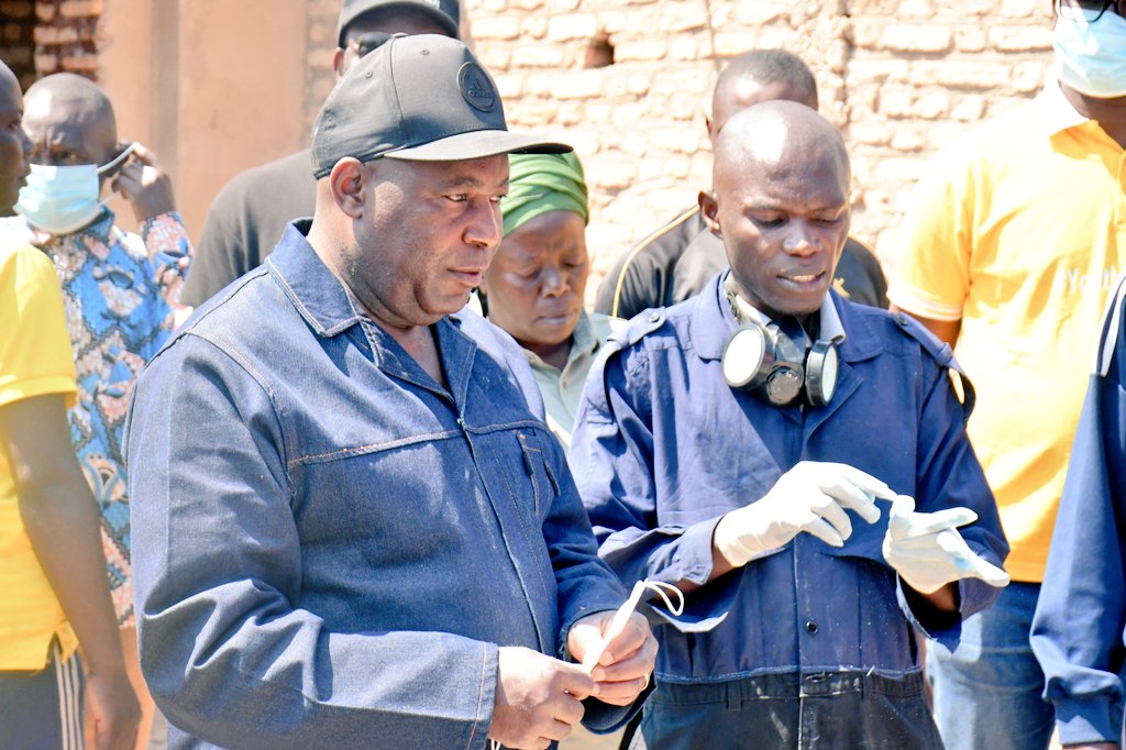 ABPInfos's tweet photo. En @CommuneNgozi, Colline #Kinyami , le Chef de l'Etat @GeneralNeva a visité aussi "Faju Company" spécialisée dans la fabrication et vente des savons , dirigée par un jeune entrepreneur, M.Serges Kwizera , encadrée par le @PAEEJ_Burundi.
#Caravane_inkebuzo https://t.co/ZUdw5WrJbK