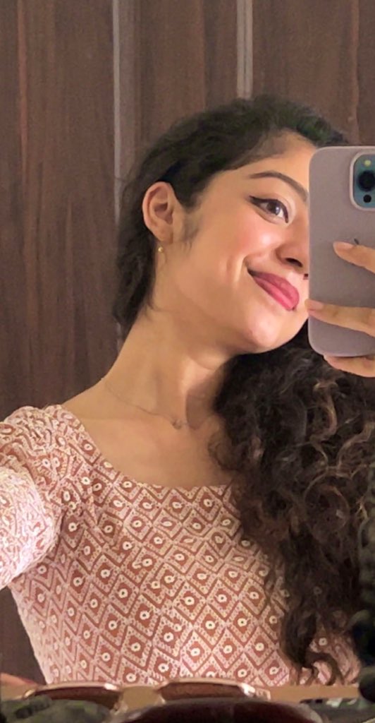 VarshaBollamma's tweet photo. How is Monday treating you all? :) ✨ https://t.co/PAxUo2wFpH