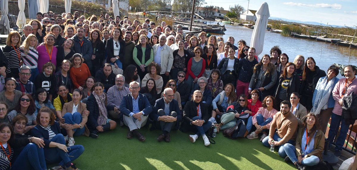 gitanos_org's tweet photo. 👥 Somos un equipo humano de más 1.100 profesionales en plantilla, 37% gitanos y gitanas, y más de 500 #voluntarios y #voluntarias. Puedes conocer el resumen de nuestro trabajo en 2023 en nuestro #InformeAnualFSG https://t.co/rBgTCTCZZp https://t.co/PEdVYBnT6e