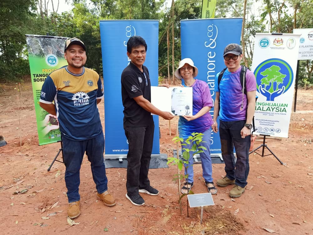 FRIMKepong's tweet photo. 16 warga dan ahli keluarga Shearn Delamore tanam 20 pokok meranti temak nipis (𝘈𝘯𝘵𝘩𝘰𝘴𝘩𝘰𝘳𝘦𝘢 𝘳𝘰𝘹𝘣𝘶𝘳𝘨𝘩𝘪𝘪) di @FRIMKepong sbg aktiviti CSR syarikat &amp; memberi sokongan kepada @100jutapokok 

#PokokKitaKehidupanKita #OurTreesOurLife #100JutaPokok #CSR_FRIM https://t.co/7EYbdxsQAj