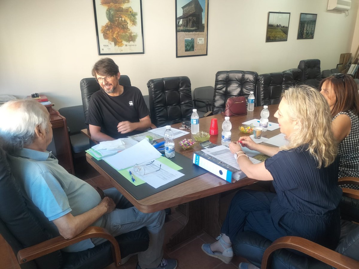 ARJABOR1993's tweet photo. @arjabor1993 📅 Reunión con Nicasio López y Ana Delgado, Presidente y Gerente de SAT Tabacos de Talayuela, entidad social de ARJABOR desde los inicios, apoyando y apostando por el desarrollo de Campo Arañuelo y su entorno. 🌾🏡 @lastresutrilla @GEGARGO https://t.co/VzWCY5UXdd