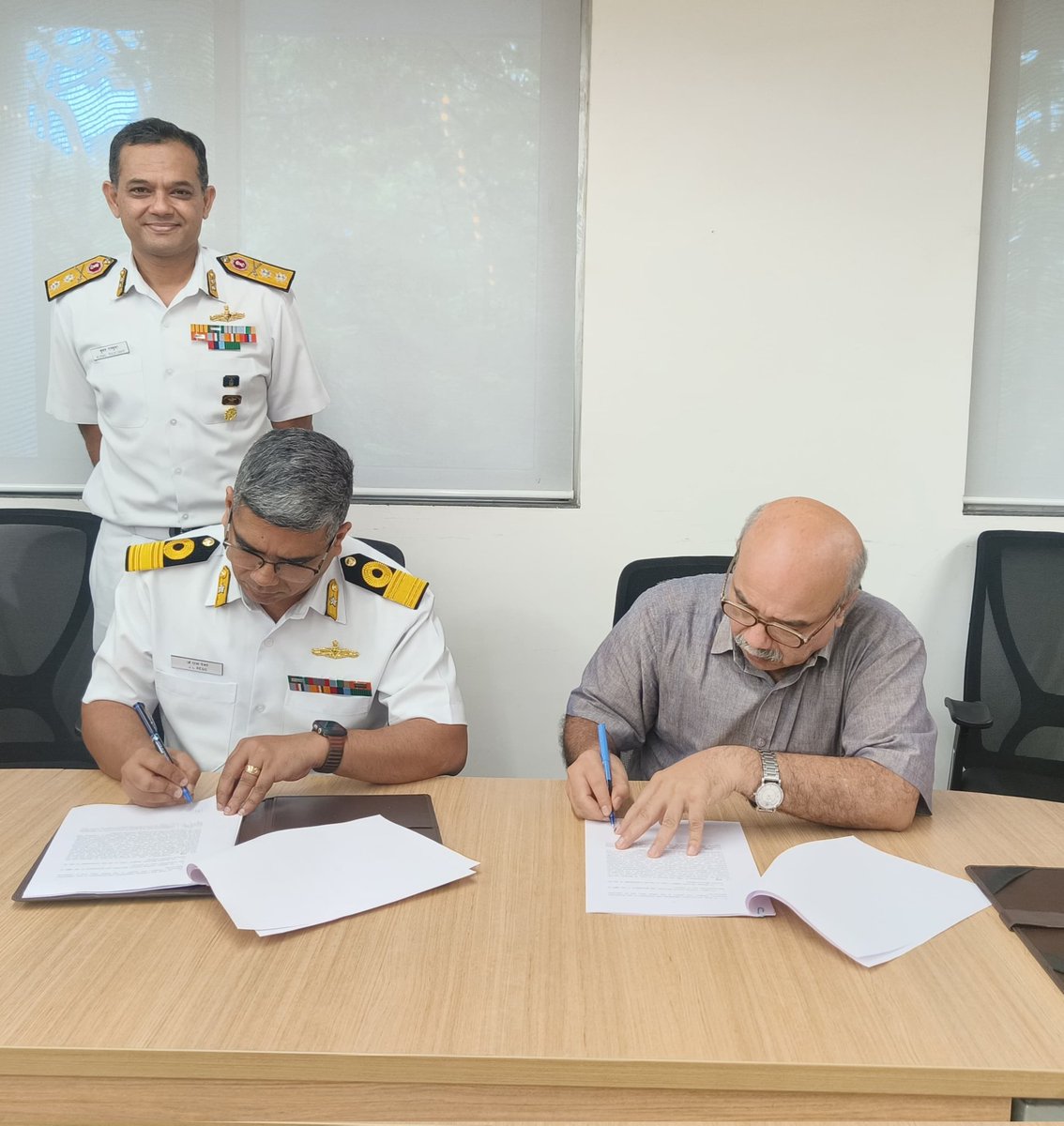 indiannavy's tweet photo. An MoU was signed b/n the Indian Naval Tactical Evaluation Group (INTEG) & @iitbombay.
#INTEG functions under the Flag Officer Doctrines and Concepts as a think-tank for evolving warfighting tactics & procedures.

The MoU aims to leverage the immense academic expertise of #IITBombay to undertake focused projects and studies in Applied AI and Operations Research to provide implementable and practical solutions to the #IndianNavy.