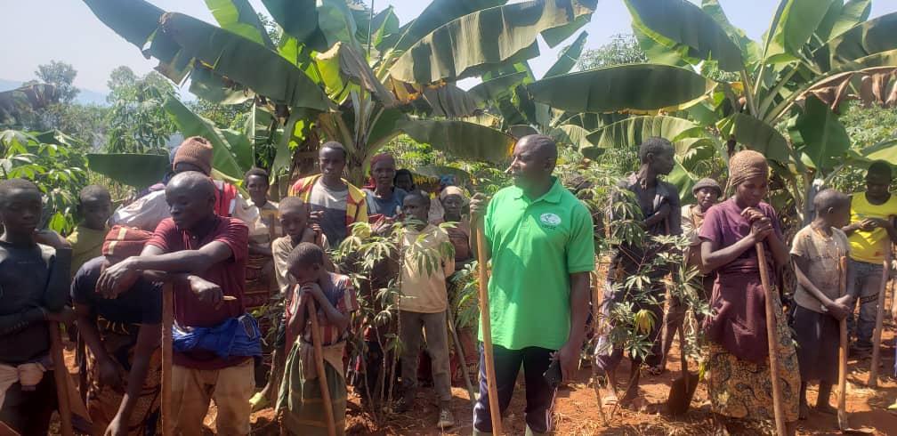 GitegaVuturaa's tweet photo. Ivyo bikorwa vyatewe iteka na Musitanteri wa Komine #Mutaho Melchiade NIHORIMBERE hamwe n'Umunyamabanga w'umugambwe @CnddFdd muri Komine yagutse #Bugendana Anatole MBAZUMUTIMA asanzwe ari imvukira ya Zone #Gitongo yatunganirijwemwo ibikorwa.
@GeneralNeva 
@Gatoni_RG 
@R_Ndikuriyo https://t.co/q4L4oKOo56