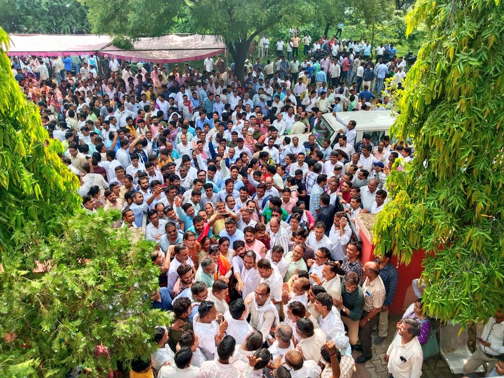 ImranSyedDanis1's tweet photo. समूचे उत्तर प्रदेश में ऑनलाइन अटेंडेंस को लेकर शिक्षकों का सड़कों पर जनसैलाब उमड़ा संयुक्त मोर्चा ने दिखाई ताकत विजय बन्धु ने कहा ऑनलाइन अटेंडेंस वापसी तक संघर्ष जारी रहेगा।

#boycottOnlineAttendance 

@RahulGandhi 
@priyankagandhi 
@yadavakhilesh 
@vijaykbandhu 
@Aamitabh2 https://t.co/4gtmKptdUj