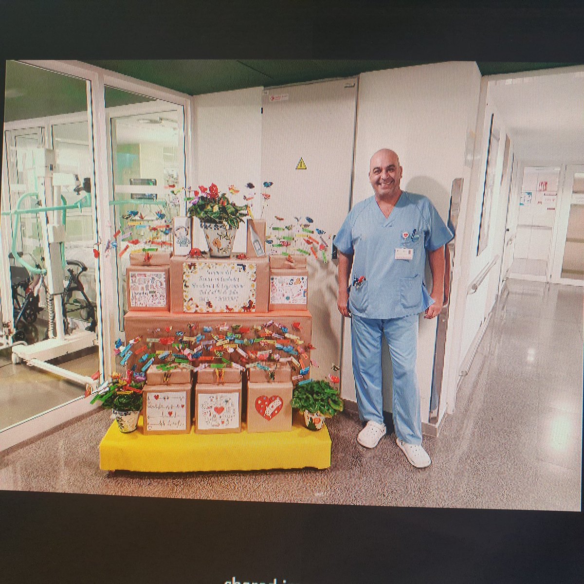 GloOrtizMiluy's tweet photo. La semana pasada conocí a este crack #TCAE del #CHUIMI en Las Palmas que anima así la UCI con cada día importante.
Felicidades y gracias siempre a los compañeros #TCAE sin los que el engranaje de la atención sanitaria no funcionaría.
Te ha quedado precioso, Fernando!
@Iruxol78 https://t.co/4aJ2In822X