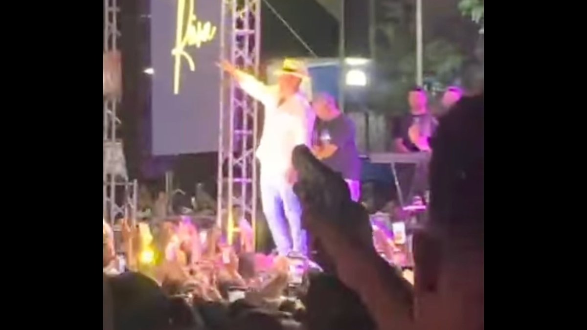 remolacha's tweet image. Momento en que un joven apuntó con una pistola a Wason Brazobán mientras cantaba  
🔗 Mira aquí:  wp.me/pe6zkr-5pGk