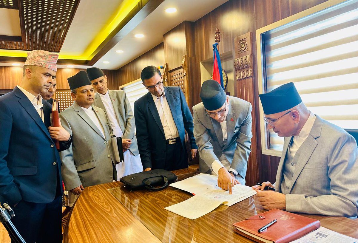 mofnepal's tweet photo. नवनियुक्त माननीय उपप्रधानमन्त्री एवम् अर्थमन्त्री विष्णुप्रसाद पौडेलद्वारा  पदबहाली गर्नु हुदैं । https://t.co/lZBPcNVLw8