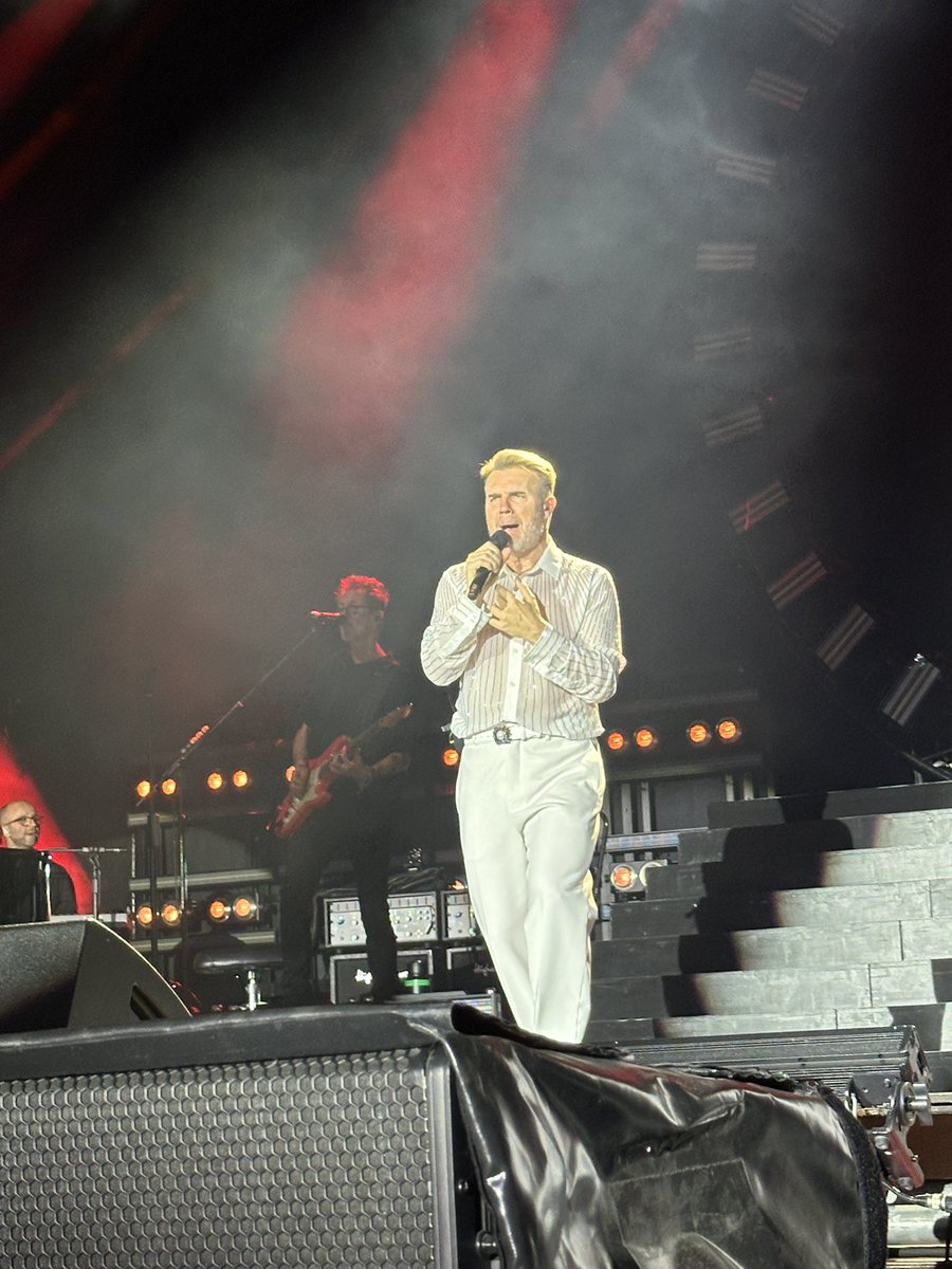 WT_girl's tweet image. @GaryBarlow
Every now and then
Do you still miss
Being called the Captain?

#ThisLifeTour #TakeThatEuropeanTour Budapest 🇭🇺