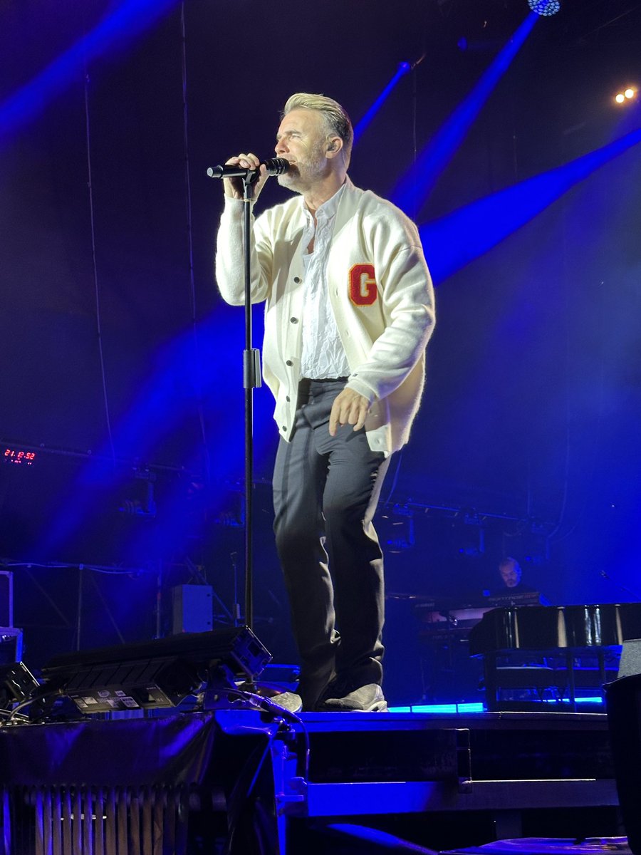 WT_girl's tweet image. @GaryBarlow
Every now and then
Do you still miss
Being called the Captain?

#ThisLifeTour #TakeThatEuropeanTour Budapest 🇭🇺