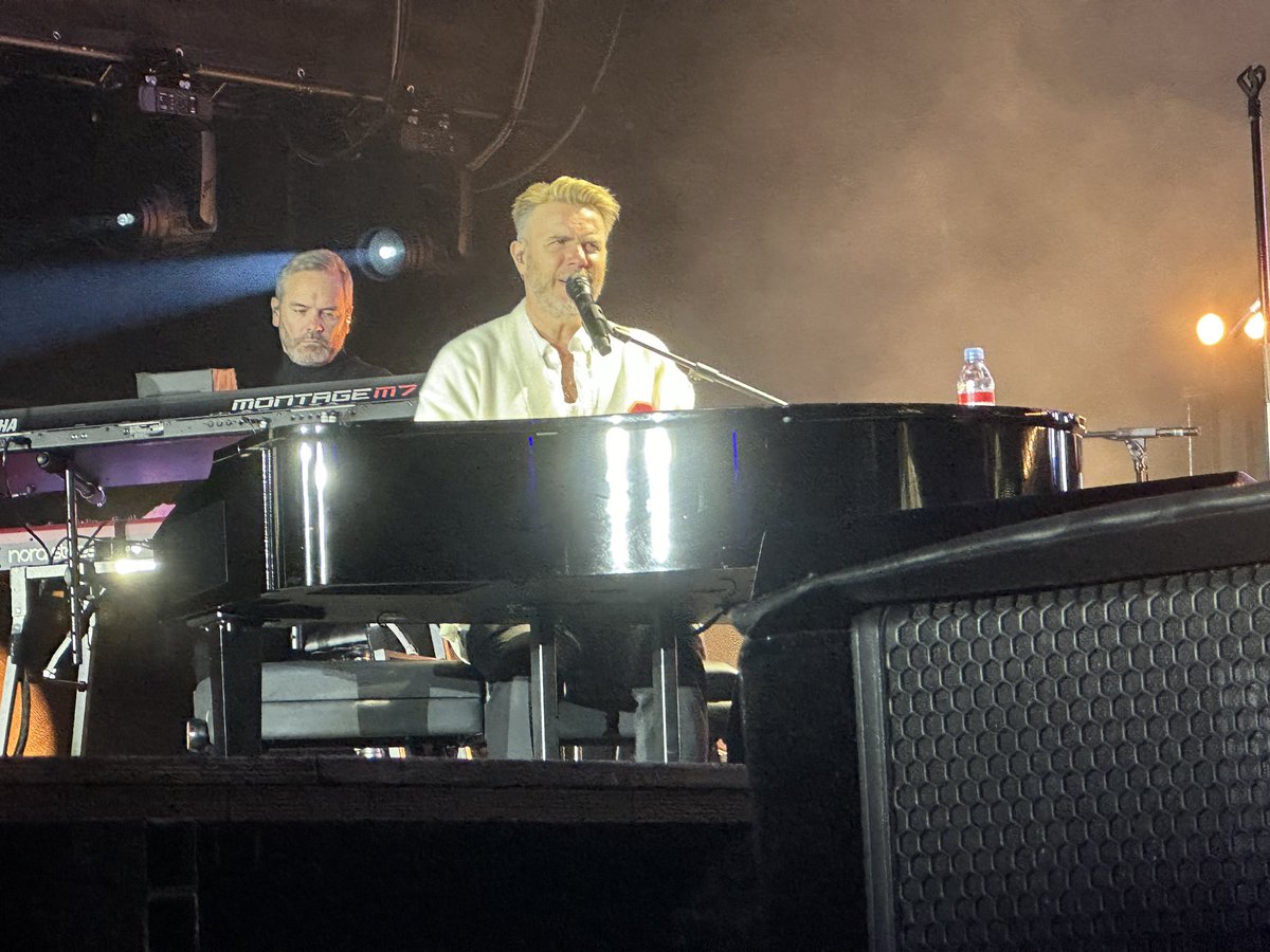 WT_girl's tweet image. @GaryBarlow
Every now and then
Do you still miss
Being called the Captain?

#ThisLifeTour #TakeThatEuropeanTour Budapest 🇭🇺