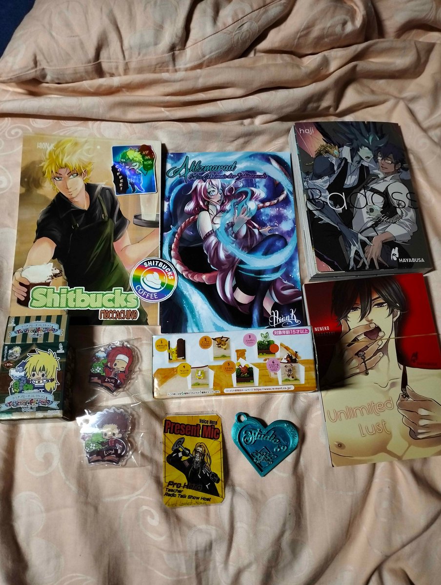 Kensuke_Tenshi's tweet photo. Guten Mittag meine Verrückten Hühner🌻
Der Cosday in Frankfurt war mega geil gewesen und habe auch einiges erlebt. 
Super Show Akts und Ehrengäste.💙
Vor allem einiges auch wieder gekauft wie ihr seht^.^

#cosday #vtuber #GERVtuber  #cosday2024   #Synchronsprecher #Saengerin https://t.co/kSNVXMMYVv