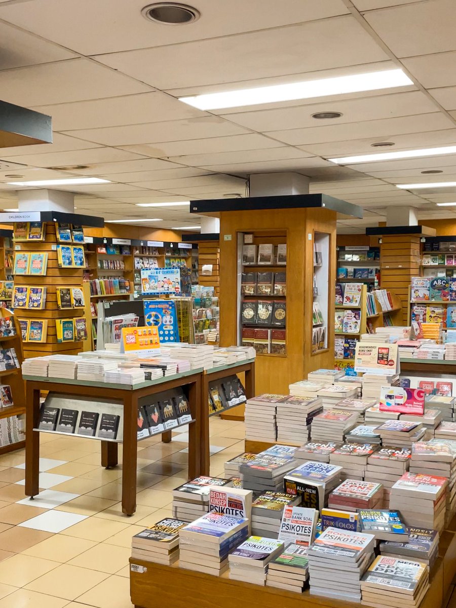 sintiaastarina's tweet photo. Gramedia pertama di Indonesia, tebak di mana? 👀

Begitu masuk, aroma gedung lama langsung terhirup. Lantainya didominasi warna kuning. Lampunya tak seterang di mall-mall. Lagu Tulus, Padi, dan Dewa menemani para pengunjung berbelanja atau sekadar melihat-lihat. https://t.co/wK9J2v5Gju