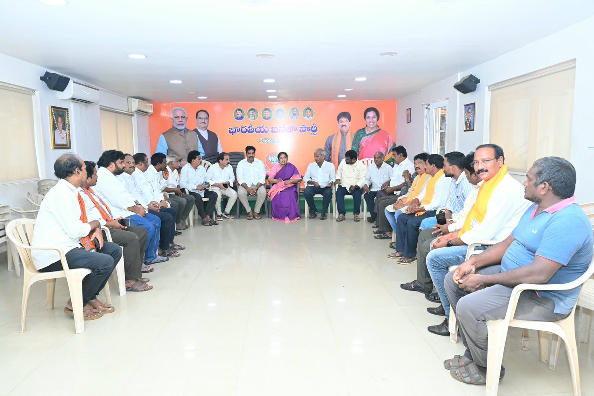 PurandeswariBJP's tweet photo. విశాఖపట్నంలో ఈరోజు ఉక్కు పోరాట కమిటీ నేతలు కలిసి
విశాఖ స్టీల్ ప్లాంట్ ను పరిరక్షించాలని కోరుతూ వినతిపత్రం సమర్పించారు.
ముడి సరుకు మంజూరు చేయాలని, వర్కింగ్ కాపిటల్ ప్రకటించాలని, సెయిల్ లో విలీనం చేయాలన్న డిమాండ్స్ ను  ప్రధానంగా వినతిపత్రంలో పేర్కొన్నారు.
 నిర్వాసితులను ఆదుకోవాలని కోరారు.
పోరాట కమిటీ నేతల కోరిక మేరకు కేంద్రంతో మాట్లాడి ఎన్ఎండిసి, సెయిల్ సంస్థల నుండి ముడి సరుకు మంజూరుకు చర్యలు తీసుకుంటానని, సమస్యలు పరిష్కారానికి కృషి చేస్తామని హామీ ఇవ్వడం జరిగింది.