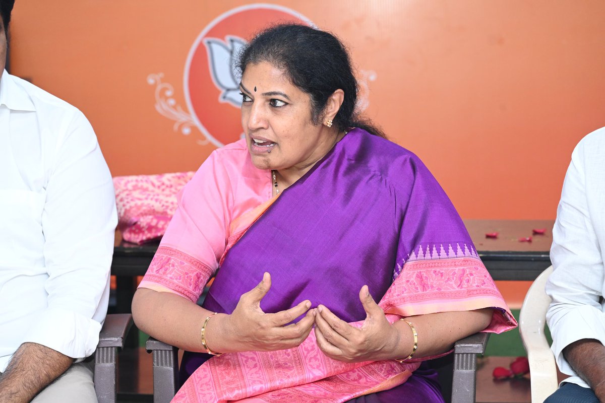 PurandeswariBJP's tweet photo. విశాఖపట్నంలో ఈరోజు ఉక్కు పోరాట కమిటీ నేతలు కలిసి
విశాఖ స్టీల్ ప్లాంట్ ను పరిరక్షించాలని కోరుతూ వినతిపత్రం సమర్పించారు.
ముడి సరుకు మంజూరు చేయాలని, వర్కింగ్ కాపిటల్ ప్రకటించాలని, సెయిల్ లో విలీనం చేయాలన్న డిమాండ్స్ ను  ప్రధానంగా వినతిపత్రంలో పేర్కొన్నారు.
 నిర్వాసితులను ఆదుకోవాలని కోరారు.
పోరాట కమిటీ నేతల కోరిక మేరకు కేంద్రంతో మాట్లాడి ఎన్ఎండిసి, సెయిల్ సంస్థల నుండి ముడి సరుకు మంజూరుకు చర్యలు తీసుకుంటానని, సమస్యలు పరిష్కారానికి కృషి చేస్తామని హామీ ఇవ్వడం జరిగింది.