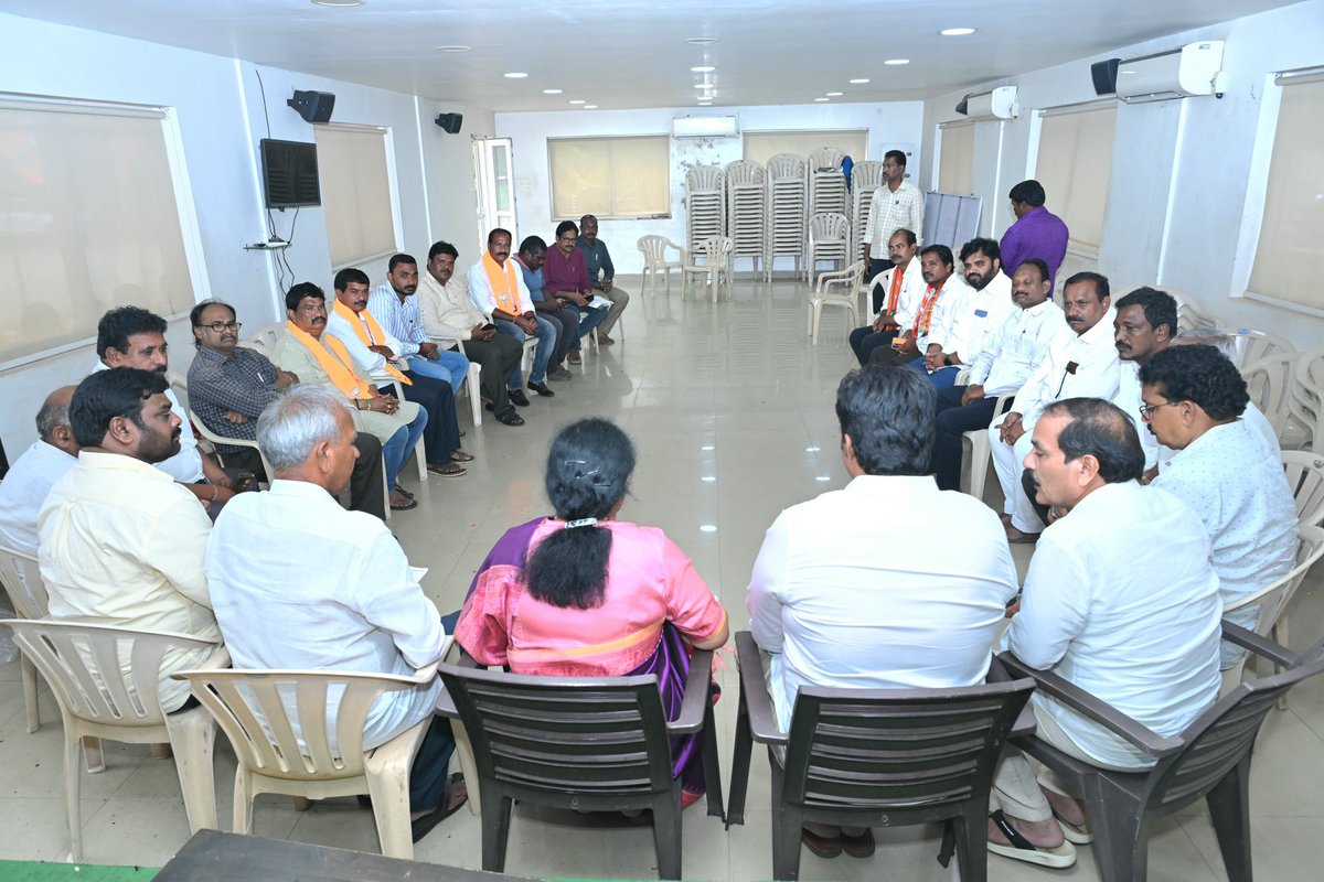 PurandeswariBJP's tweet photo. విశాఖపట్నంలో ఈరోజు ఉక్కు పోరాట కమిటీ నేతలు కలిసి
విశాఖ స్టీల్ ప్లాంట్ ను పరిరక్షించాలని కోరుతూ వినతిపత్రం సమర్పించారు.
ముడి సరుకు మంజూరు చేయాలని, వర్కింగ్ కాపిటల్ ప్రకటించాలని, సెయిల్ లో విలీనం చేయాలన్న డిమాండ్స్ ను  ప్రధానంగా వినతిపత్రంలో పేర్కొన్నారు.
 నిర్వాసితులను ఆదుకోవాలని కోరారు.
పోరాట కమిటీ నేతల కోరిక మేరకు కేంద్రంతో మాట్లాడి ఎన్ఎండిసి, సెయిల్ సంస్థల నుండి ముడి సరుకు మంజూరుకు చర్యలు తీసుకుంటానని, సమస్యలు పరిష్కారానికి కృషి చేస్తామని హామీ ఇవ్వడం జరిగింది.