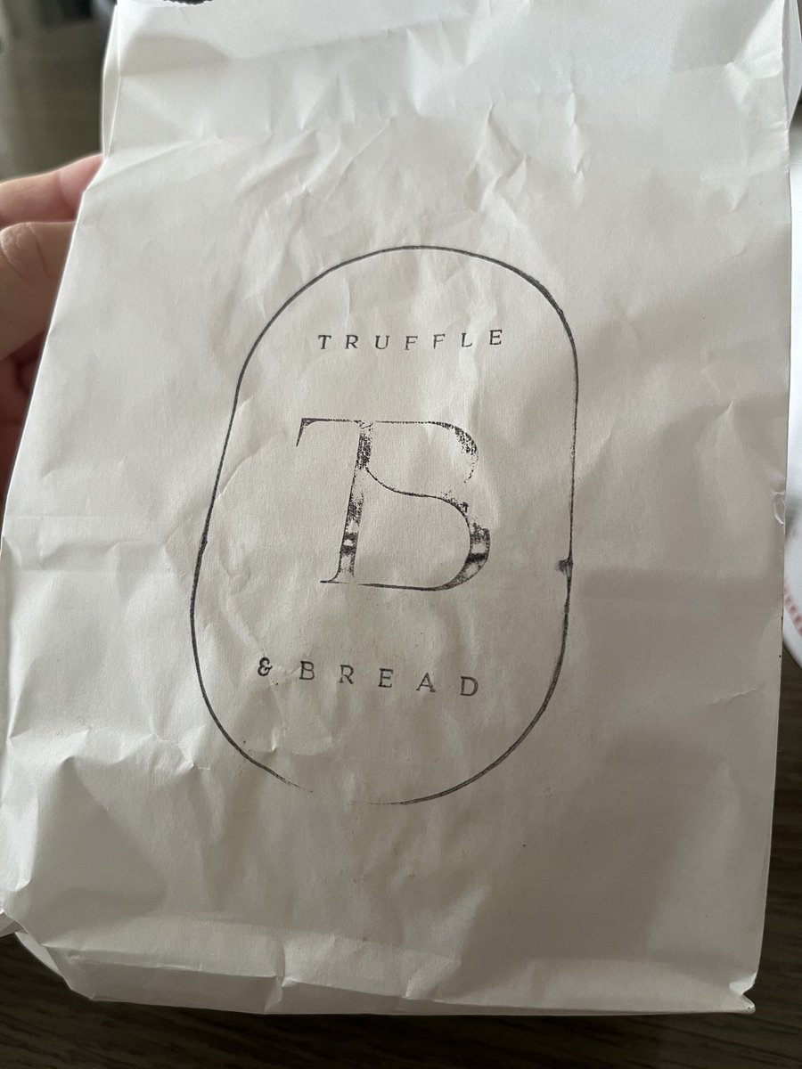 natsutama5's tweet photo. 昨日出かけついでに食べてみたかったトリュフパン屋さんでトリュフシュガーを購入!トリュフなんぞ結婚式ぐらいでしか食べたことないから美味しさ分かるのか不安だったけど口に入れた瞬間ふわ〜っとトリュフの香りが(゚∀゚)うまい!今度はあんバター食べたい
#TRUFFLEBREAD https://t.co/mbJzPczHgi