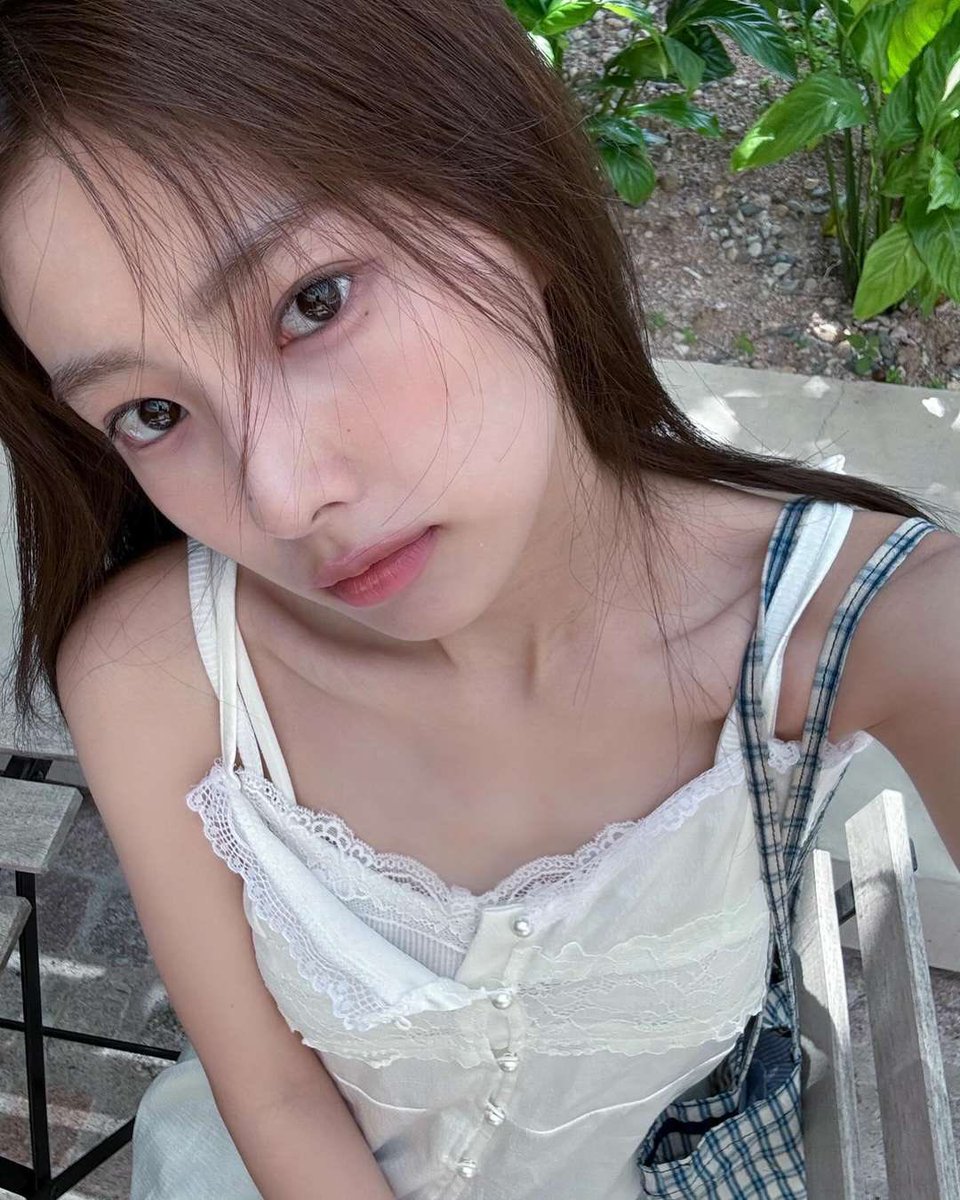 Hyeywon's tweet photo. ⠀ 
Strolling through the city on a serene afternoon, I embrace the invigorating fresh air, finding beauty in the peaceful rhythm of everyday life. ˚˖𓍢ִ໋🍃✧˚.💚⋆
⠀ https://t.co/dyS0iC4vxe