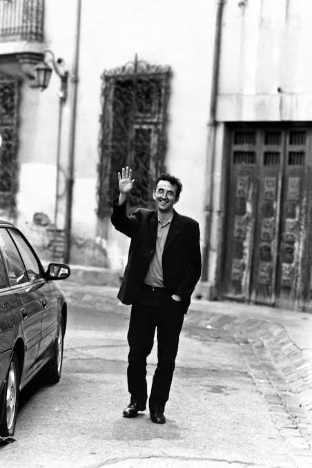 Roberto Bolaño saludando.