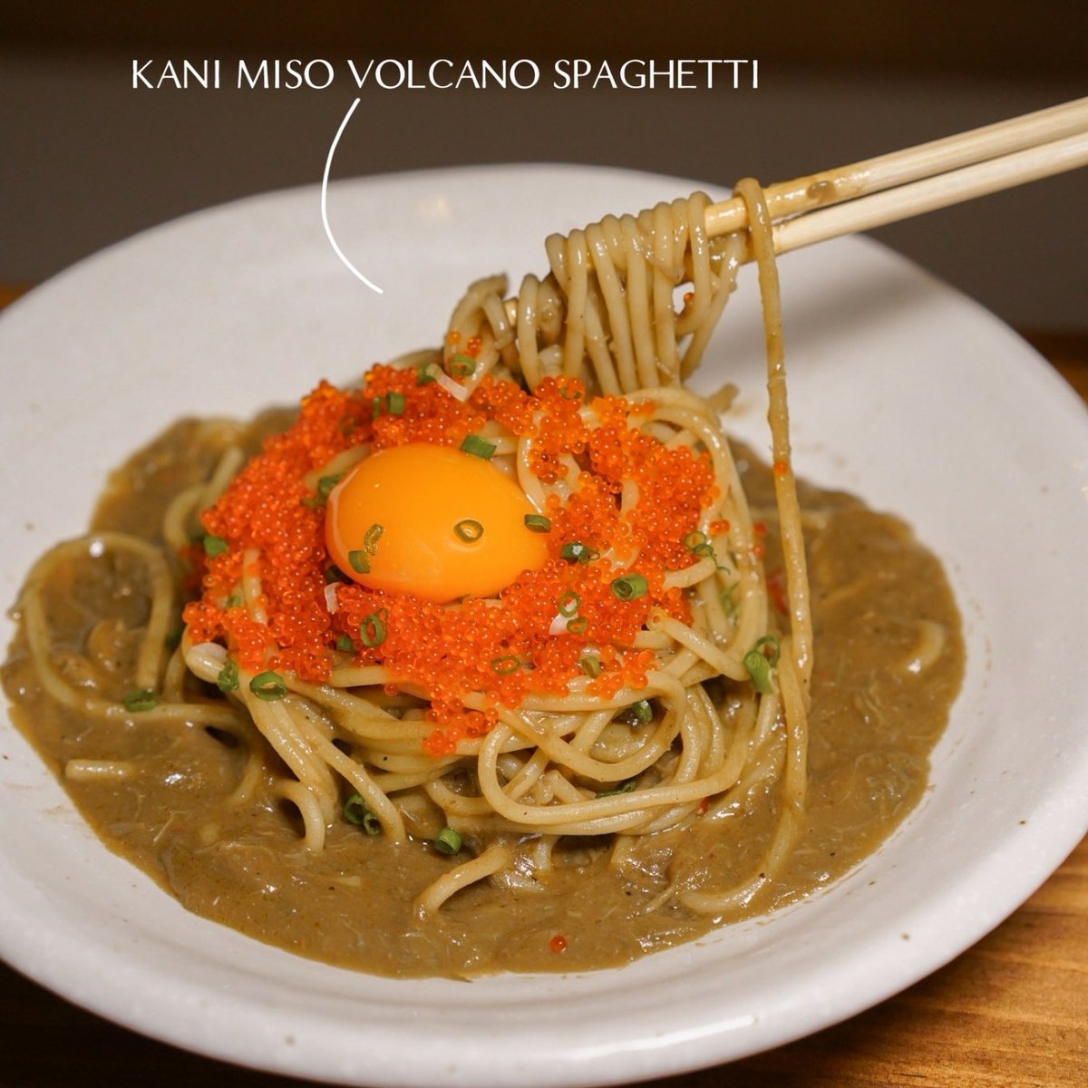 ThaNudChim's tweet photo. #ร้านอิซากายะลับๆเปิดใหม่ในบ้านสีลม

เหมือนวาร์ปไปญี่ปุ่นเลยค่ะ มีดนตรีสดด้วย

🏠🏮 มันดีอย่างงี้นี่เองหลังเลิกงานเหนื่อยๆ ได้มานั่งร้านอาหารญี่ปุ่นดีๆ อย่าง  “EGAO Izakaya - เอกาโอะ  อิซากายะ” เป็นร้านเปิดใหม่ที่บรรยากาศดีมาก เข้ามาเหมือนได้ปลดปล่อยนั่งชิลล์ๆ ชอบ CI ร้านมากตัวโลโก้น่ารักสุดๆ ร้านจะเน้นโทนเหลือง-ไม้ Homie มากๆ แถมมีดนตรีสดด้วยและที่สำคัญพนักงานดูแลดีมาก ประทับใจ สมกับชื่อร้าน “EGAO ที่แปลว่ารอยยิ้ม“ ซึ่งใครได้มาลองแล้ว ได้รับรอยยิ้มและความสุขกลับไปแน่นอน

เมนูที่น้องสั่งคือสั่งไปจุกมาก 
🍝 Kani Miso Volcano Spaghetti
🍚 Angus Garlic Fried Rice with Yolk
🍟 Mentaiko Fries
🥩 Angus Tataki Yuzu Balsamic & Truffle Oil
🐟 Yuzu Ponzu Salmon & Hamachi
🍗 Yuzu-Glazed Chicken Nanban 
🍲 Egao Kappa Roll
🧡 Salmon Katsu with Tartar Sauce
อาหารนาง Portion จอยๆ แบ่งๆกันกิน สายกินแบบน้อง Happy มากอาหารหลากหลายสุดๆ เป็นร้านอิซากายะที่อาหารอร่อยหลายตัวเลย ส่วนตัวให้ Kani Miso Volcano Spaghetti นางบอกเป็นซิกเนเจอร์ที่ร้านสปาเกตตีซอสมันปู อร่อยมาก สายมันปูแบบน้องมีหรือจะพลาด หรือจะ Yuzu Ponzu Salmon & Hamachi มาค่ะปลาดิบทั้ง 2 ตัวคืออร่อยอยู่แล้วแล้วยิ่งกินกับพอนสึยูซุคืออร่อยแบบดับเบิ้ลไปเลย ใครอยากกินทอดๆ แนะนำ Salmon Katsu with Tartar Sauce อร่อยมากแซลมอนคัตสึกันกับซอสทาร์ทาร์ นัวมาก ต้องให้ ตัวสุดท้ายสายเนื้อคือยิ้มมาก Angus Tataki Yuzu Balsamic & Truffle Oil เนื้อดีทำมาแบบ juicy ได้กลิ่นทรัฟเฟิลและความเปรี้ยวของยูสุเพิ่มอรรถรสในการกินมาก

*แนะนำให้จองมาก่อนน้าตอนเย็น ร้านไม่ใหญ่มาก ถ้าไม่จองมาอาจรอคิวนานนิส แต่กลางวันมาได้เลย จอยๆ*

ปล.ร้านนางมีเครื่องดื่มด้วยน้า สั่งมาจอยๆได้เลย
ปล2. มีดนตรีสด ทุกวัน จันทร์-เสาร์ 

⏰ 11.00-24.00
👉🏻 อยู่ในโครงการ บ้านสีลม สีลม 19
🚙 มีที่จอดรถในโครงการ
🚝 BTS สุรศักดิ์

📲
06-2997-9826
IG @egao.izakaya
Line: @egao.izakaya
FB: Egao Izakaya