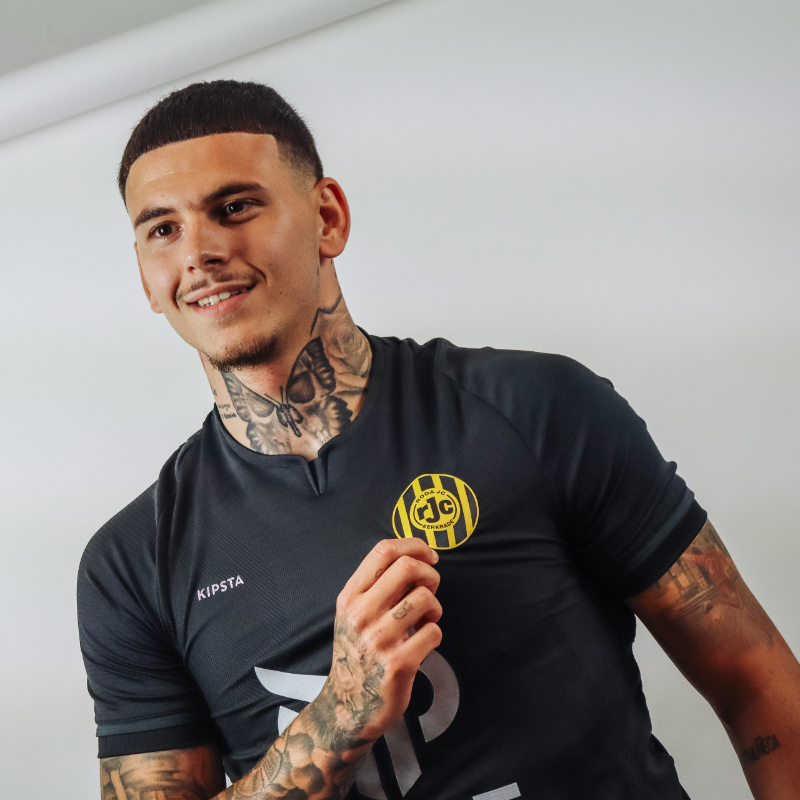 RodaJCKerkrade's tweet photo. Welkom in Kerkrade, 𝐓𝐢𝐚𝐠𝐨 ⚒️

📝 21 jaar
📝 Centrumspits
📝 1.96 meter lang

#RodaJC #WelkomTiago
