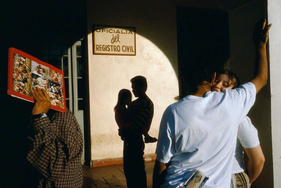 eyeonaxis's tweet image. Alex Webb
Nuevo Laredo, México
1996