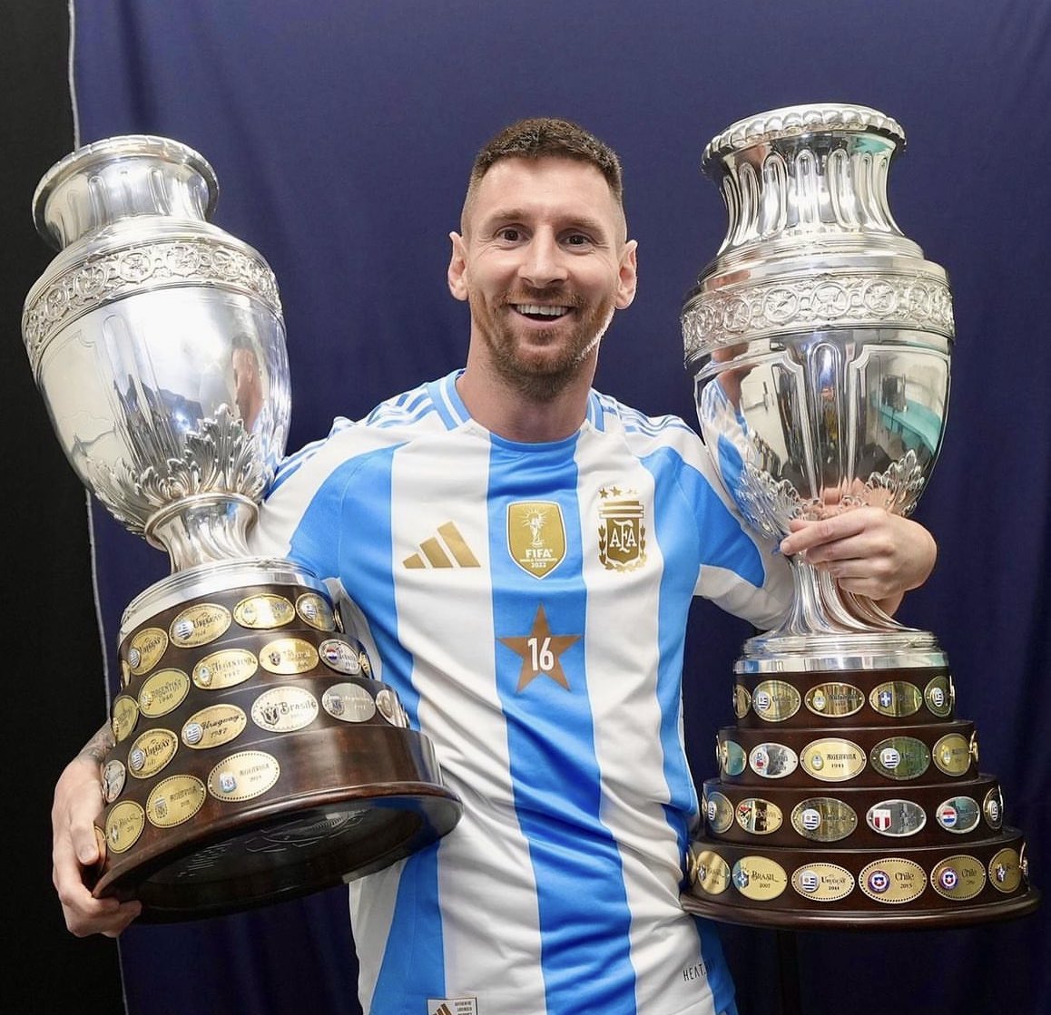 Footballtweet's tweet photo. Now that’s a flex. 💪 https://t.co/GFiQrqEHiM