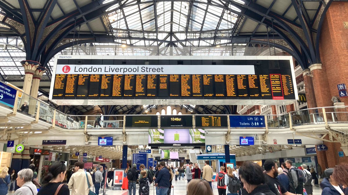 NetworkRailLST's tweet photo. Notice anything different?
We've given our departure board a fresh look to help you find your train more easily
👀 departures are now in time order, rather than split into eastern and western destinations
👀A splash of colour for @Stansted_Exp
👀A bold and clear main sign https://t.co/iyV0UtAkhi
