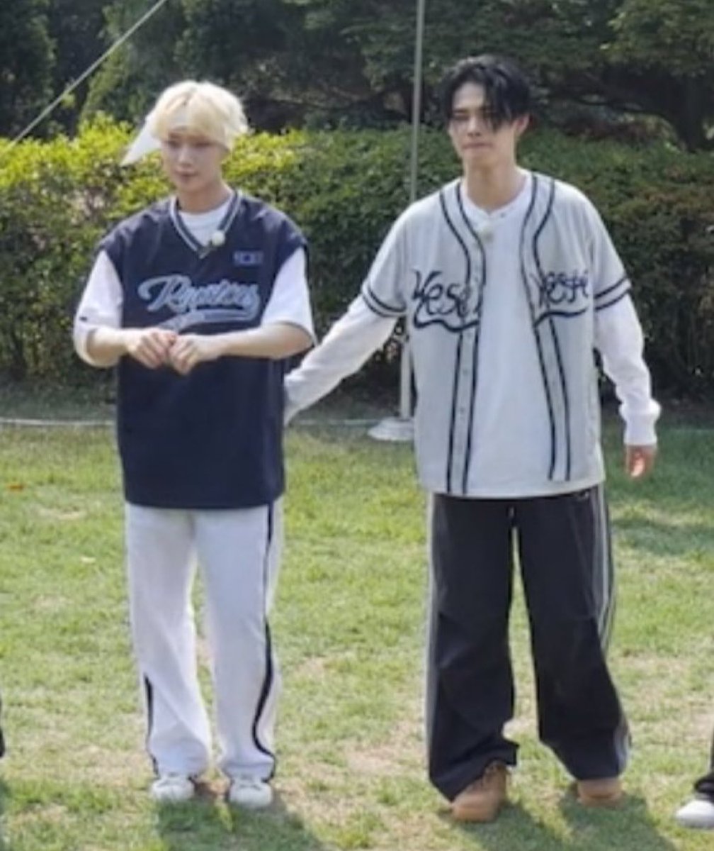 닉기야 형 엉덩이 그렇게 만지작대면 안 돼요~
