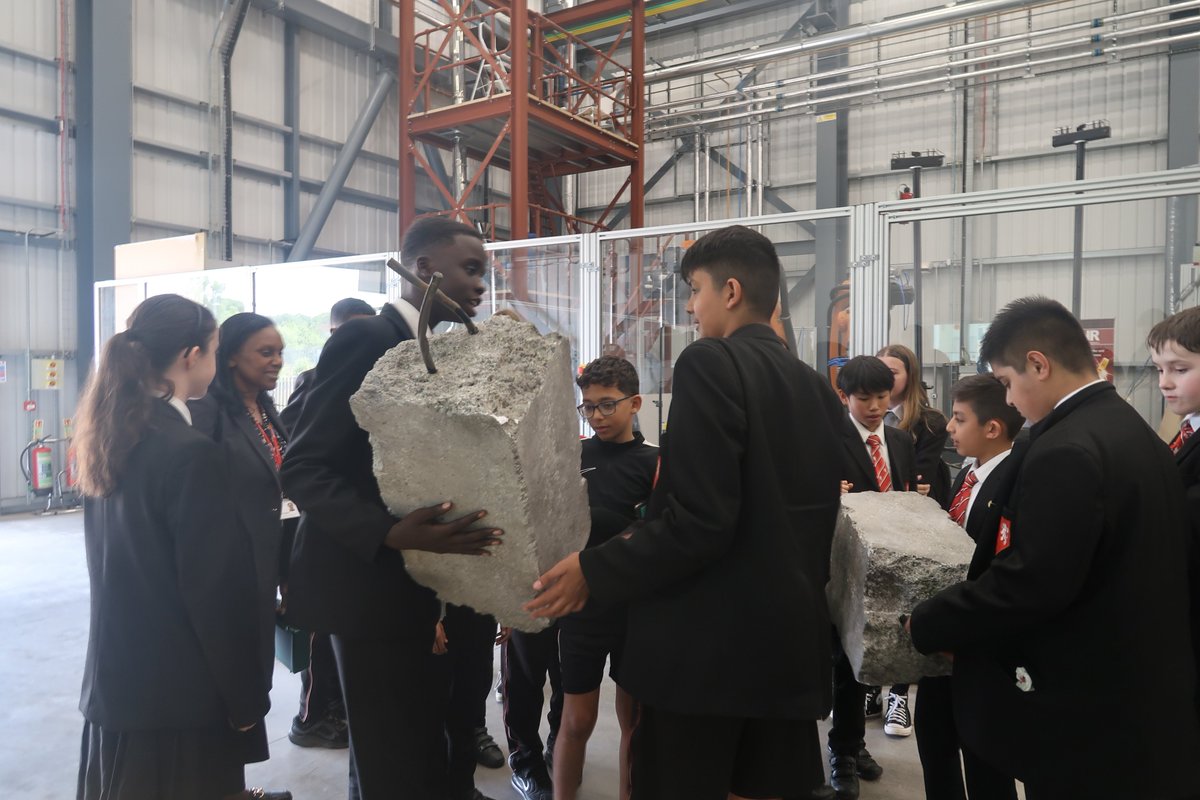 TyseleyEnergy's tweet photo. We recently hosted the final group of Year 7 students from the University of Birmingham School. It was our last group from UOB, and their enthusiasm and curiosity were truly inspiring. Developing our STEM school program and seeing its impact has been incredibly rewarding🌍 https://t.co/kX3aSkec2d