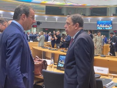 🇧🇪🇪🇺First AGRIFISH under @HU24EU:  Belgian Minister congratulates👏his Spanish Colleague 🇪🇸 for their victory at @EURO2024 ⚽️.