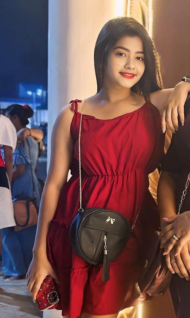 जिसने भी मेरी किस्मत लिखी है अधूरी लिखी 

है, आजकल उसी को पूरा करने में लगी हुई हूँ

#Goodafternoon
.