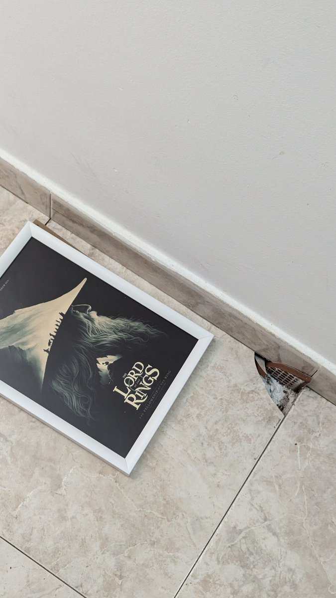 Se ha caído un cuadro en el suelo y se ha partido la baldosa, ¿sabéis cómo lo puedo arreglar? 😢