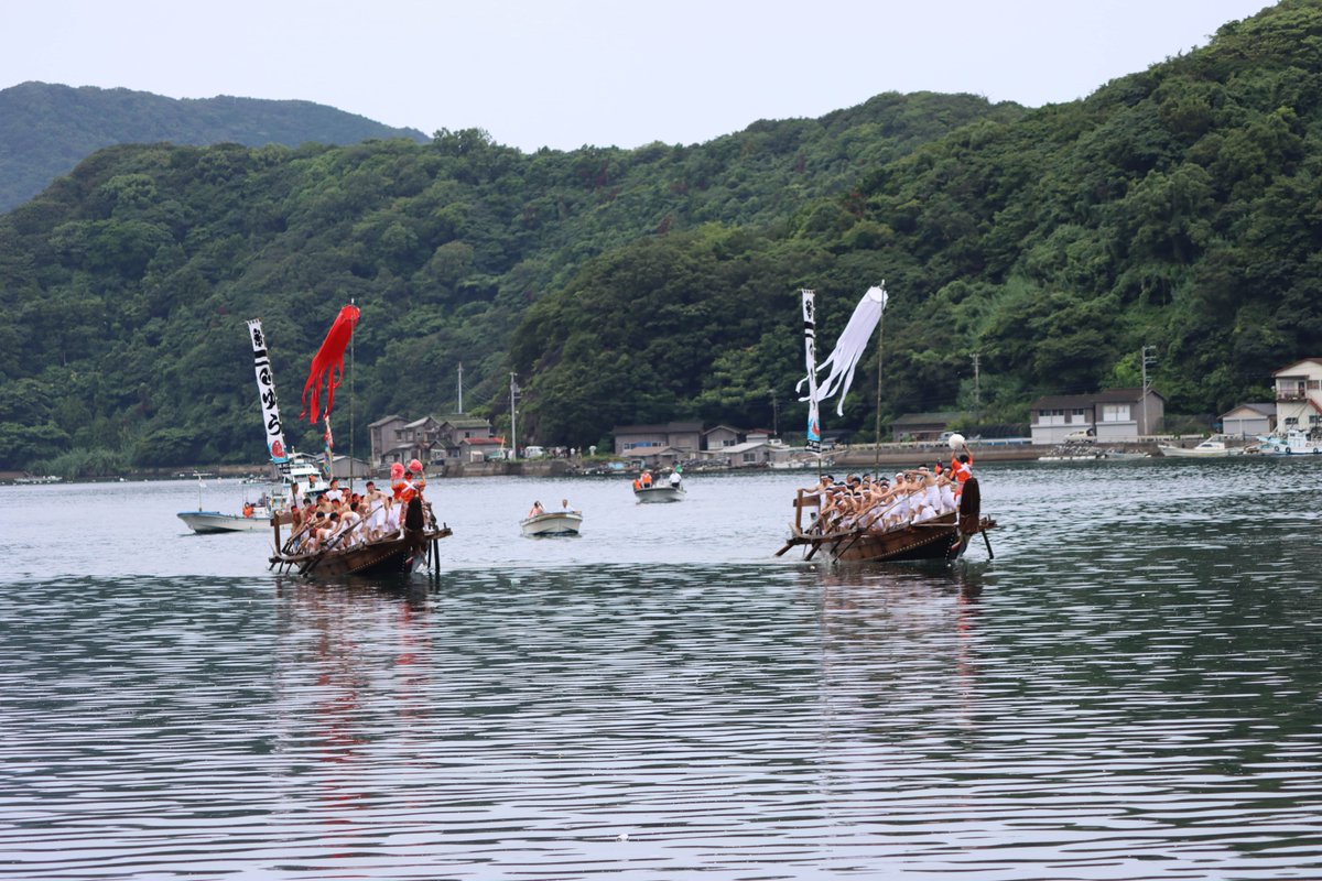 tenseipearl's tweet photo. 本日7月15日は、地元の由良神社例大祭！
朝から大雨であいにくの天気でしたが、無事浦安の舞や権現太鼓、和船競漕が行われました。 
由良神社例大祭は毎年7月15日に開催されます。
ぜひチェックしてみてくださいね♪

#宇和島 #uwajima #由良神社 #由良神社例大祭 #和船競漕 #押船 #浦安の舞 #権現太鼓 https://t.co/LTQ2NQWRZc
