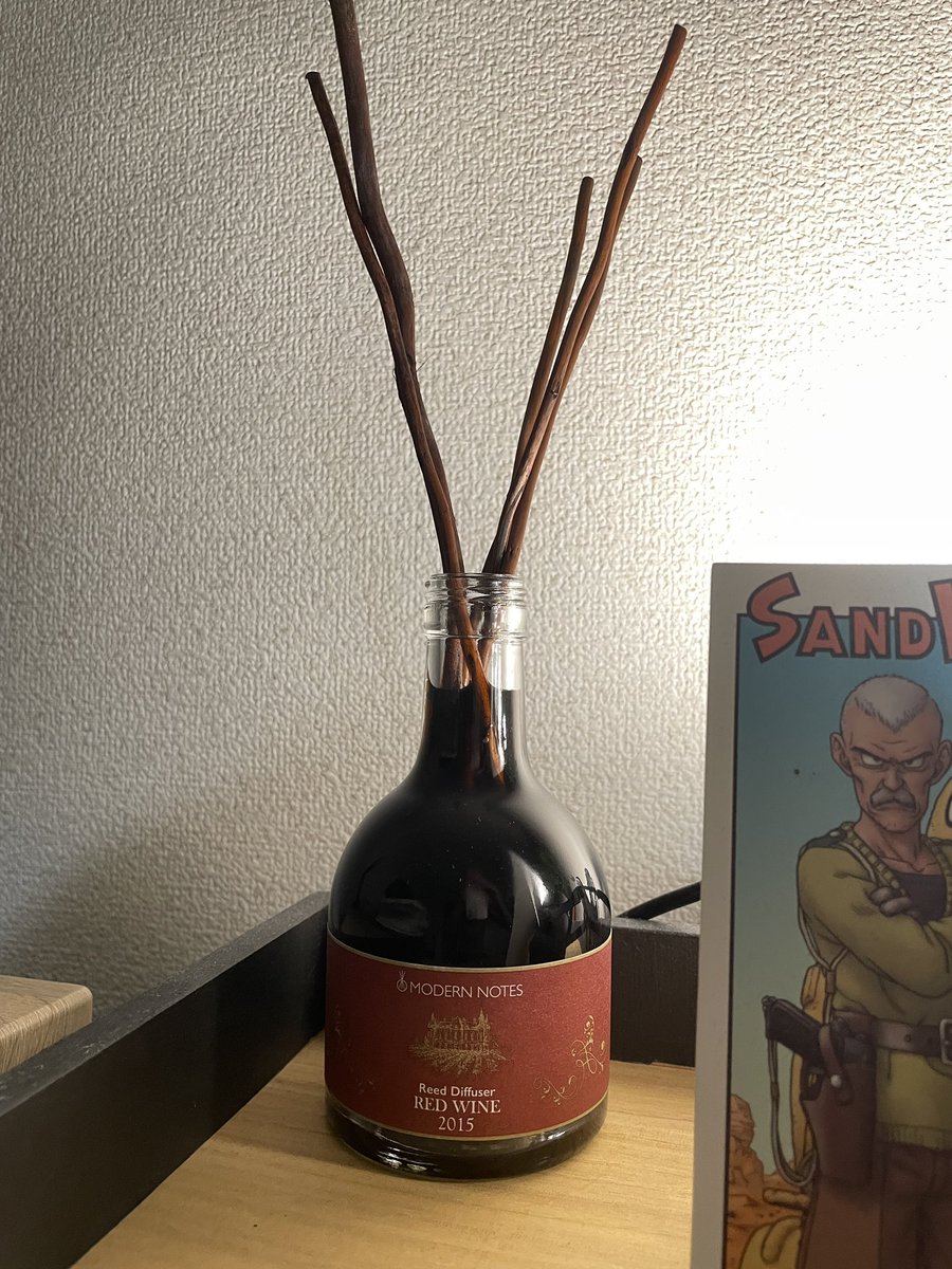 kazu_novu's tweet image. オサレ雑貨屋で見つけたリードディフューザー。自分のオサレさの無い部屋には似合わないが、とても良い香りで気分が上がります🤭
#MODERNNOTES
#モダンノーツ 
#ワインコレクション