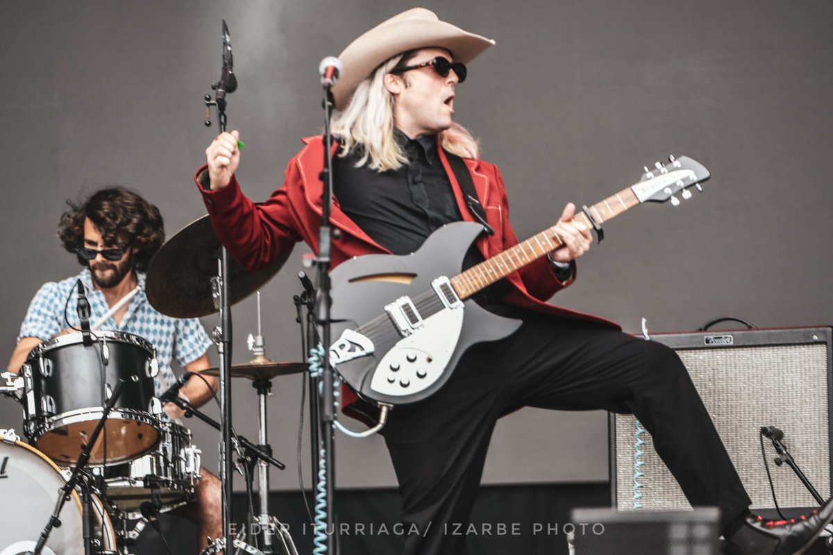 AyukenMP's tweet photo. #ResumenFinde 🤠🎸🏔️ @dharmacide demostró en @bilbaobbklive por qué son los grandes valedores del #shoegaze, y el #dreampop, y el #postpunk... Son, además, lo más selecto del #underground. ¿Estuviste en Kobetamendi? 😎😍
📸 Great pics by @IzarrenAzpian https://t.co/rDzOt7sSlx