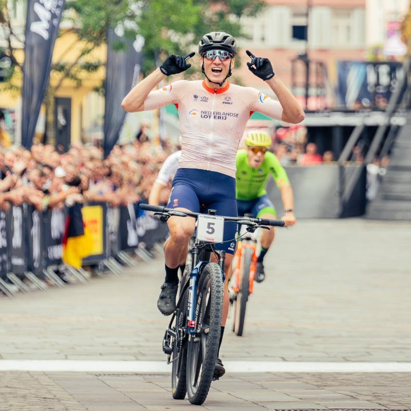 UCI_MTB's tweet photo. What a day it was, Aalen! 🤩

In front of a supercharged crowd, Jeroen van Eck 🇳🇱 and Gaia Tormena 🇮🇹 were on top of their game to take the coveted rainbow stripes on the occasion of the 2024 UCI #XCEWorldChampionships. 🌈

Full recap below 👇 | @CityMTB