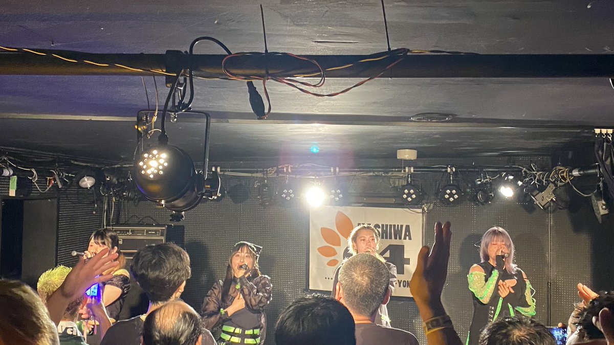 matsu_zone's tweet photo. 次は柏に移動して、バイシュバ!
①HIGH FIVE
②一閃
③Living the dream
④千本桜
⑤ByteSchwarz
(合ってるか不安)
まさかの空調壊れてサウナ状態の中のライブだったけど、色んな意味でアツいライブだった! 後方にいたからメンバーの顔チラチラしか観れなかったけど、楽しめて良かった! https://t.co/G3J04IkH8h