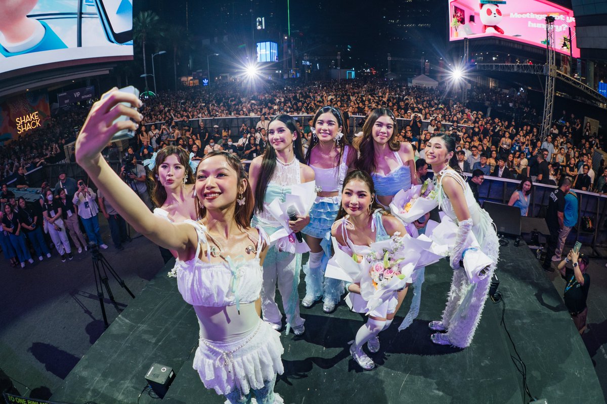 SamsungPH's tweet photo. We thank all 48,000++ of you for joining us to unfold a new era at the #GalaxyAIFestival over the weekend! Check out these highlights and relive the electrifying performances of Maki, BINI, juan karlos, Hori7on, and XIUMIN of EXO!✨ https://t.co/agS4gr03bm