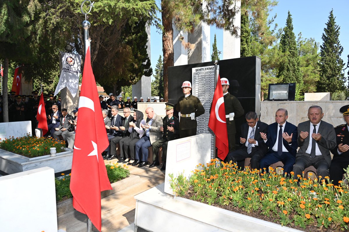 denizlimem's tweet photo. 📍Denizli Asri Mezarlık Şehitliği 

#15Temmuz Demokrasi ve Milli Birlik Günü dolayısıyla Asri Mezarlık Şehitliğinde düzenlenen anma programına Denizli Valisi Sn. Ömer Faruk Coşkun, İl Milli Eğitim Müdürümüz Dr. Emre Çalışkan ve protokol mensupları katıldı.

@tcmeb @emre_caliskan https://t.co/OE2GPKXEXs