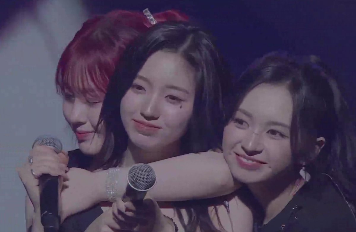 chaehyun hugged yeseo and then mashiro joined in..
